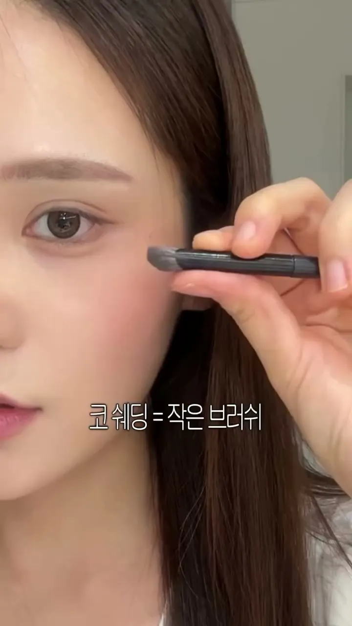 브러시로 쉐딩을 넣는 장면